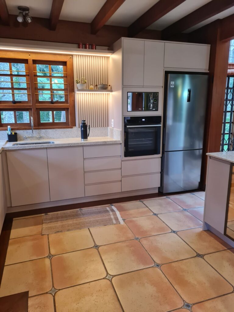 Cozinha planejada da Casa Bela em Canela, com ripado retroiluminado e armários sob medida